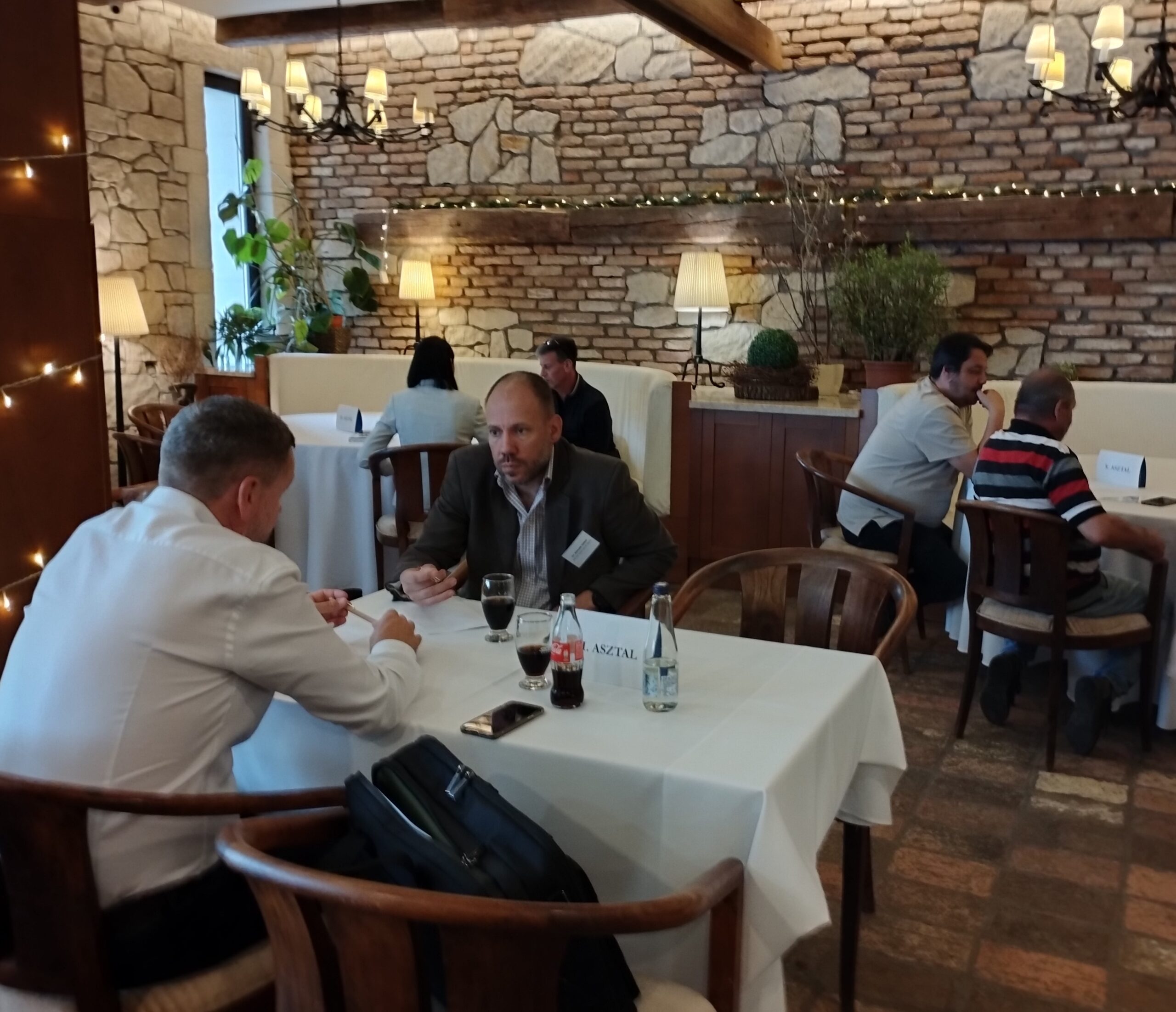 Üzleti kapcsolatépítő tárgyalások tagjaink között